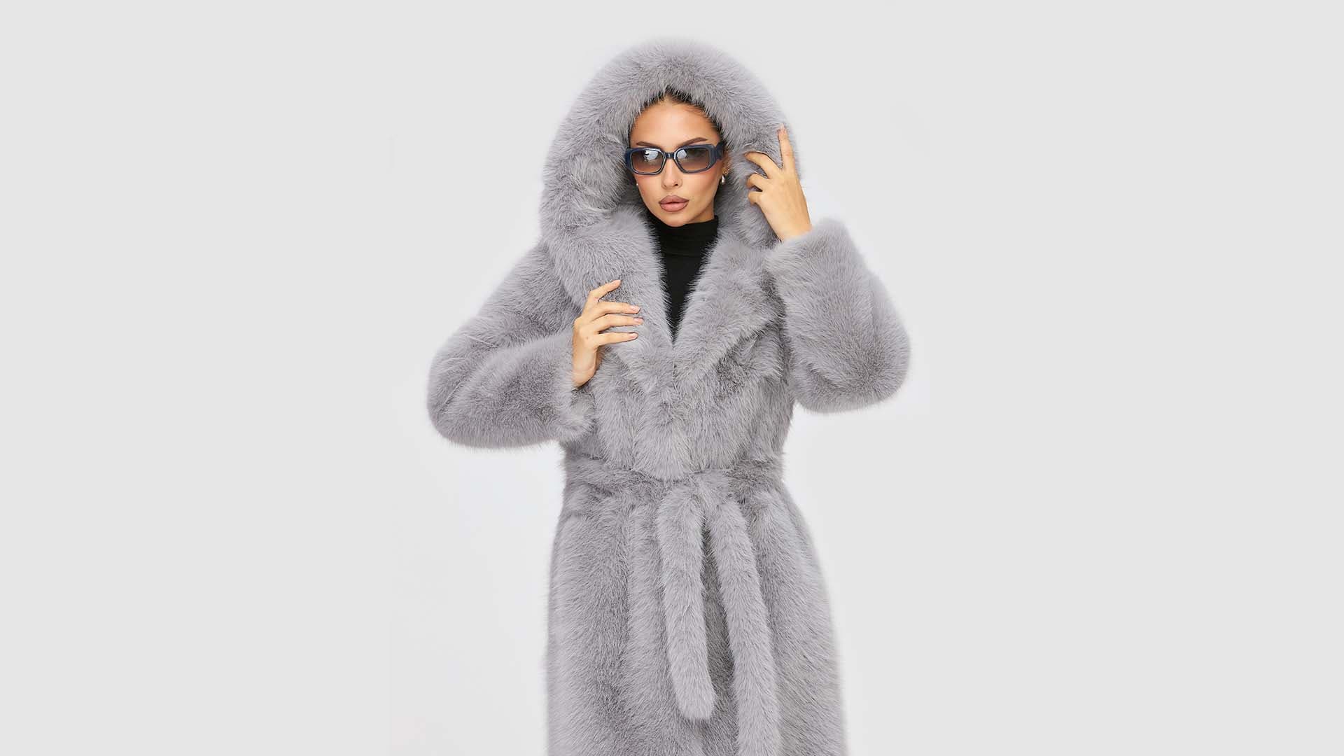 Девушка в серой шубе и очках